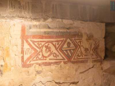 Ammiriamo persino dei resti di affreschi, tra cui uno composto da una fascia decorata con al centro un rombo in cui campeggia una sfera poggiata su un�ulteriore sottile fascia orizzontale